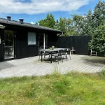 Сasa de vacaciones With Large Plot Near Family-friendly